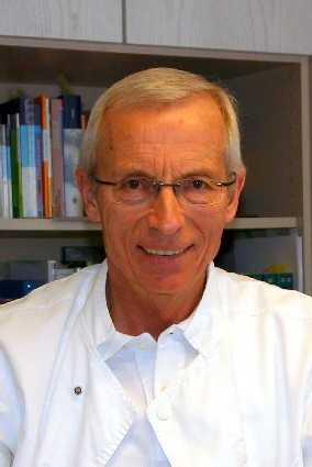 Dr. Hendel im Sprechzimmer